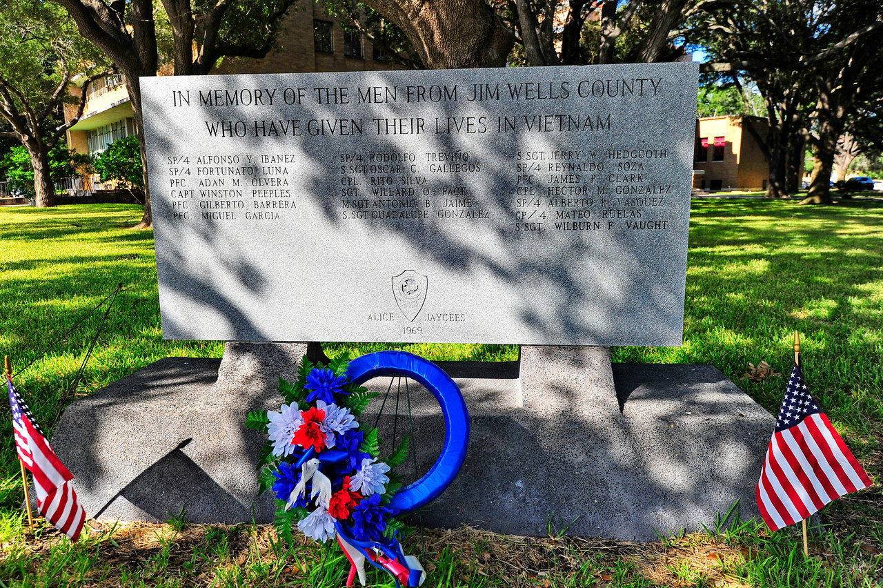 Jim_Wells_County_Courthouse_Alice_Vietnam_Mem, Jim Wells County, Texas
(713800 bytes)